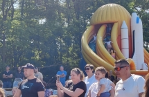 Publiczność festynu z okacji Dnia Dziecka