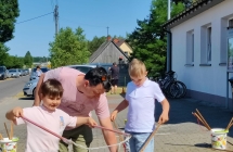 Mężczyzna i dwoje chłopców robiący bańki mydlane 