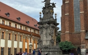 Uczestnicy wycieczki przy pomniku w mieście 