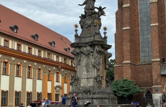 Uczestnicy wycieczki przy pomniku w mieście 