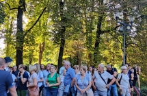 Uczestnicy wycieczki na tle drzew 