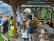 GRUPA LUDZI ZGROMADZONYCH WSPÓLNIE PRZY OGNISKU 